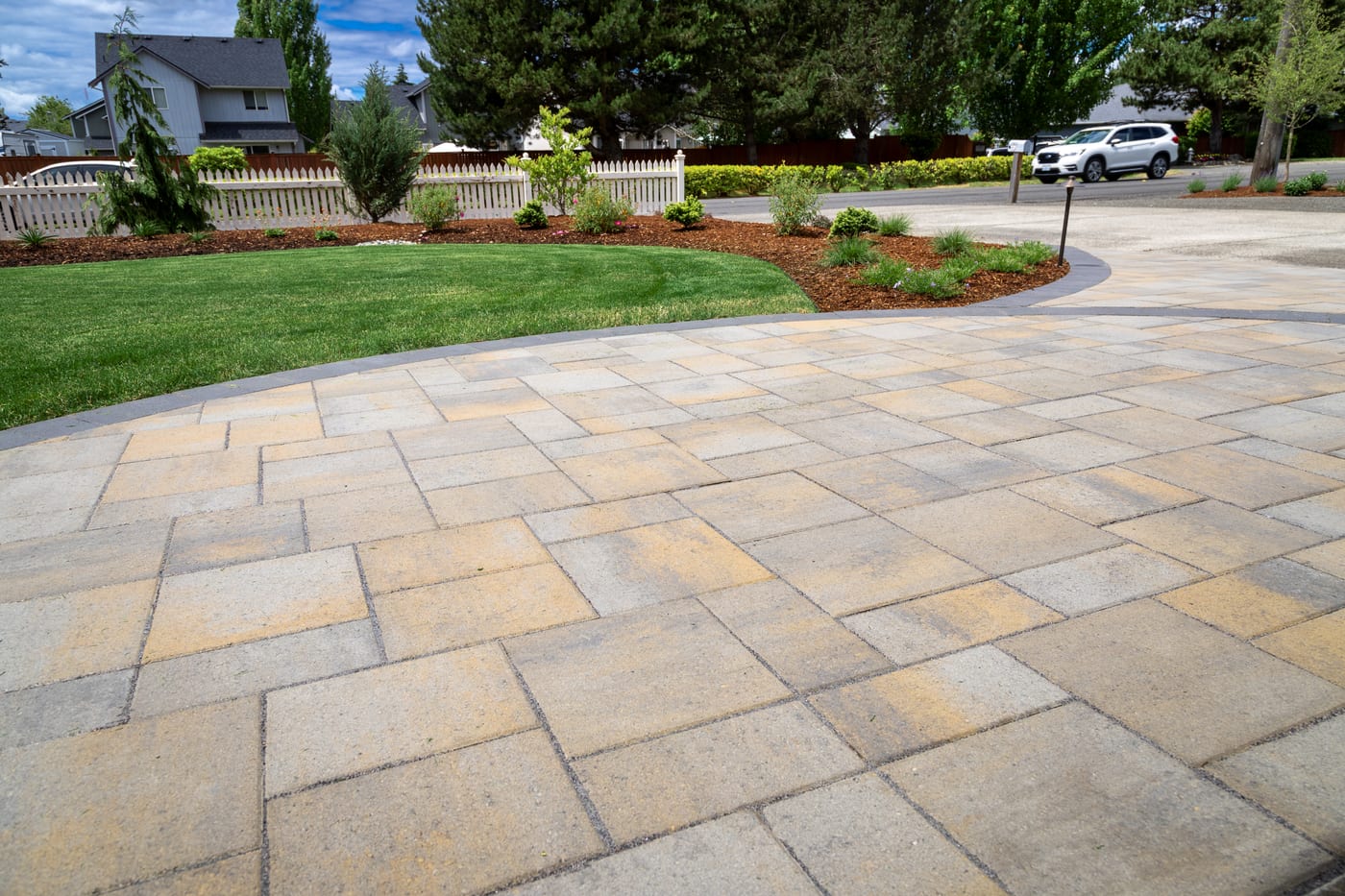Belgard Catalina Grana pavers in the Victorian color and a three-piece pattern with a charcoal sailor-course border